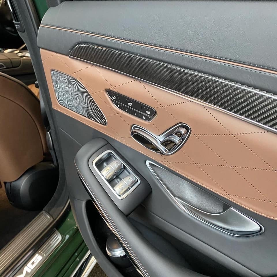 军绿色的奔驰 S63，这个颜色一点都不低调。