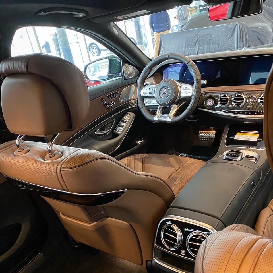 军绿色的奔驰 S63，这个颜色一点都不低调。