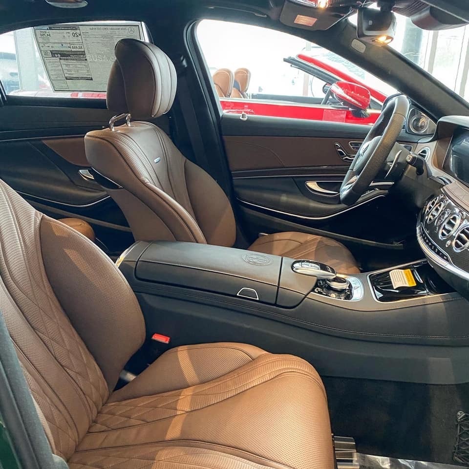 军绿色的奔驰 S63，这个颜色一点都不低调。