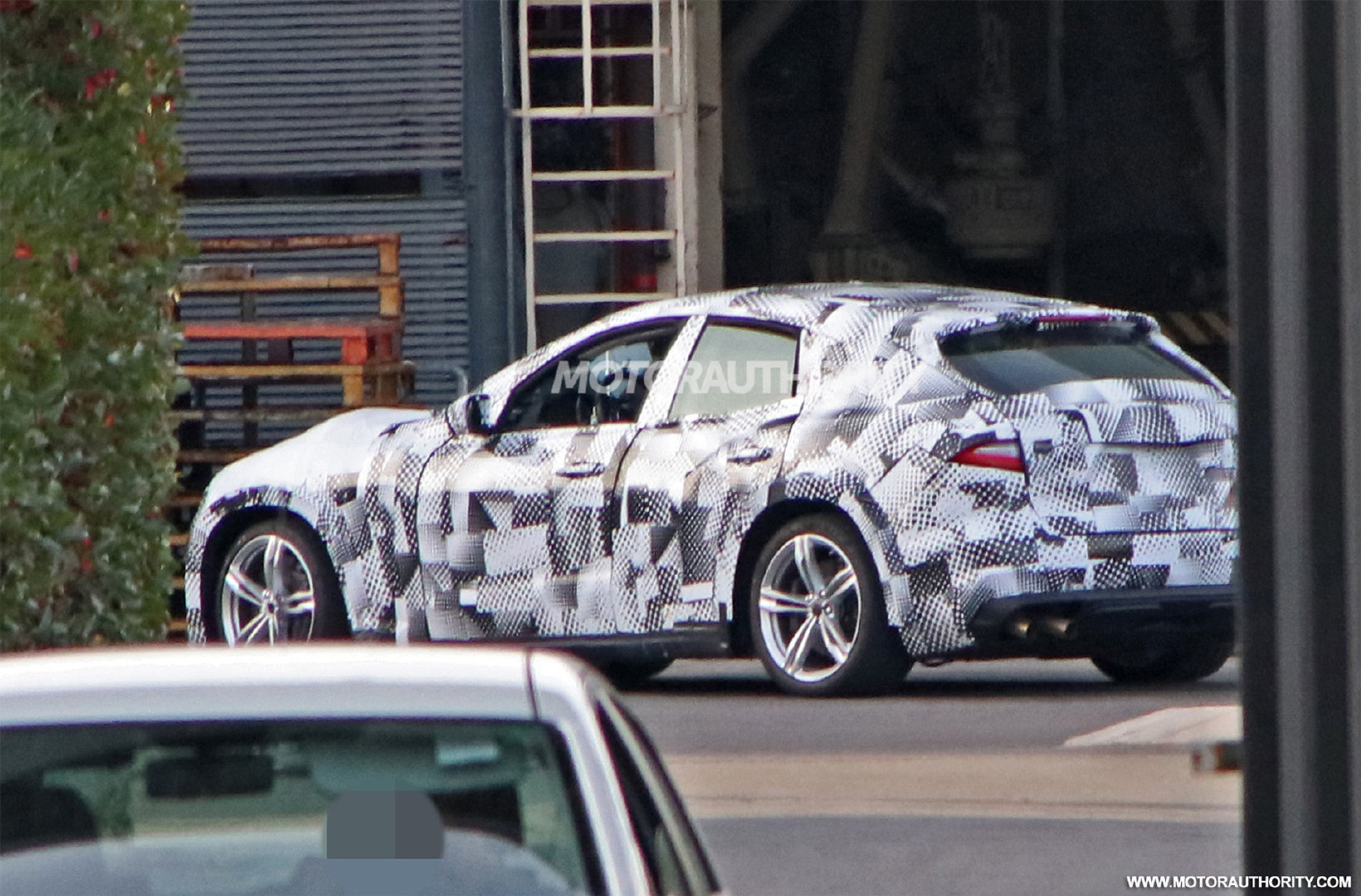 法拉利Purosangue SUV早期测试车，被发现在意大利马拉内洛总部