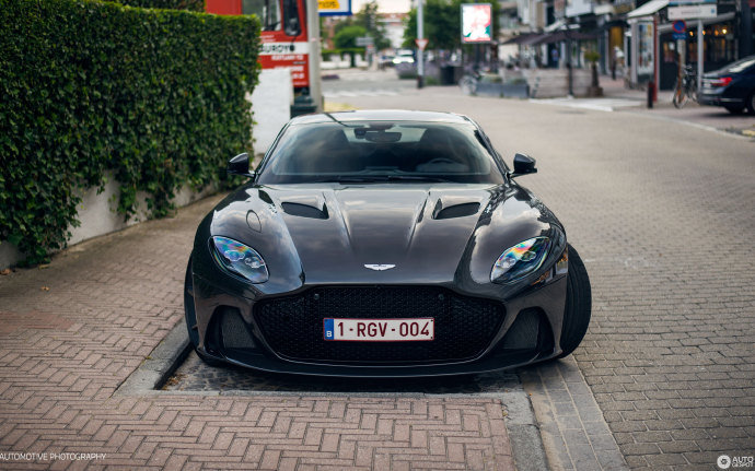 街拍 ~ Aston Martin DBS Superleggera 酷！