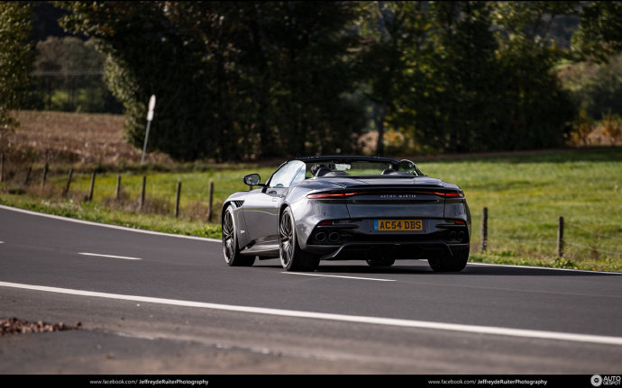 Aston Martin DBS Superleggera Volante 这车身设计太漂亮了！