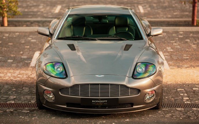 Aston Martin Vanquish 车身比例的确好看~