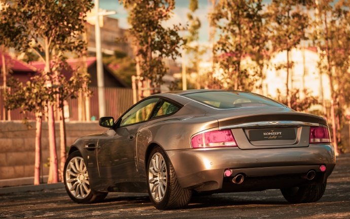 Aston Martin Vanquish 车身比例的确好看~