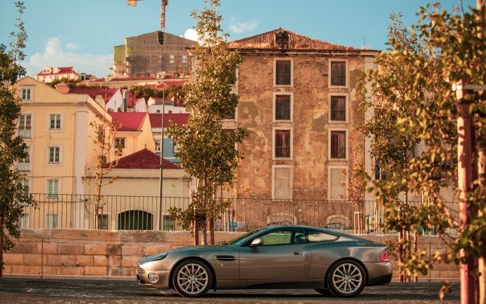 Aston Martin Vanquish 车身比例的确好看~