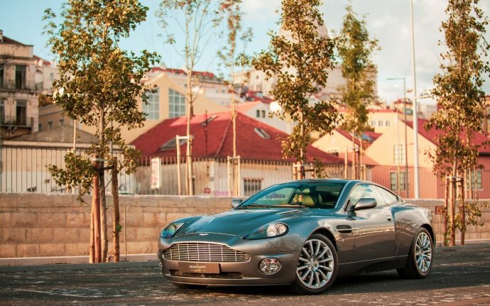 Aston Martin Vanquish 车身比例的确好看~