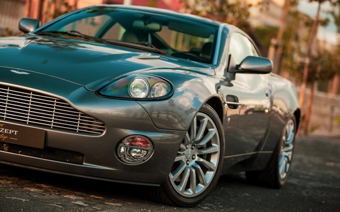 Aston Martin Vanquish 车身比例的确好看~