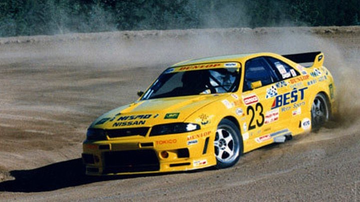 派克峰爬山赛场上的GT-R R32与R33 nismo 400R