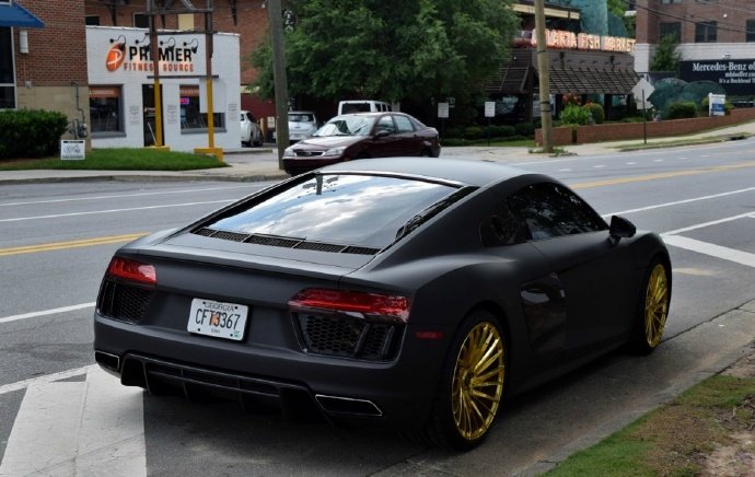 哑光黑奥迪R8，配备黄金色战靴！