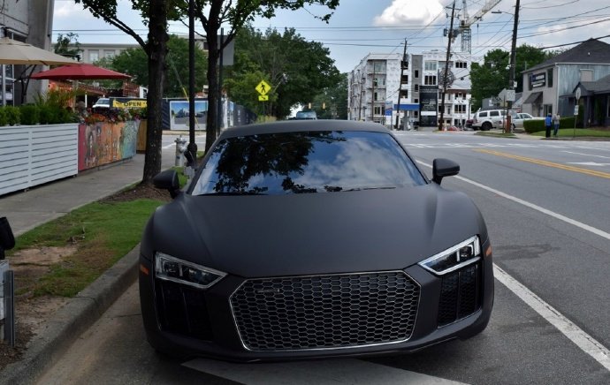 哑光黑奥迪R8，配备黄金色战靴！