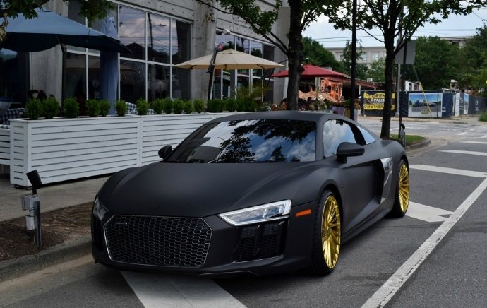 哑光黑奥迪R8，配备黄金色战靴！