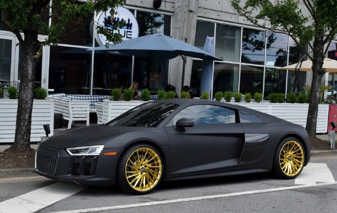 哑光黑奥迪R8，配备黄金色战靴！