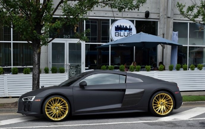 哑光黑奥迪R8，配备黄金色战靴！