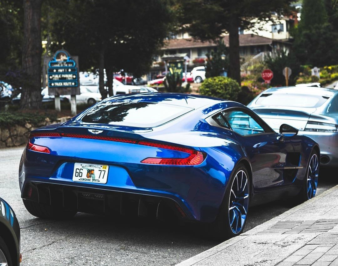高清汽车美图：蓝色阿斯顿马丁One-77