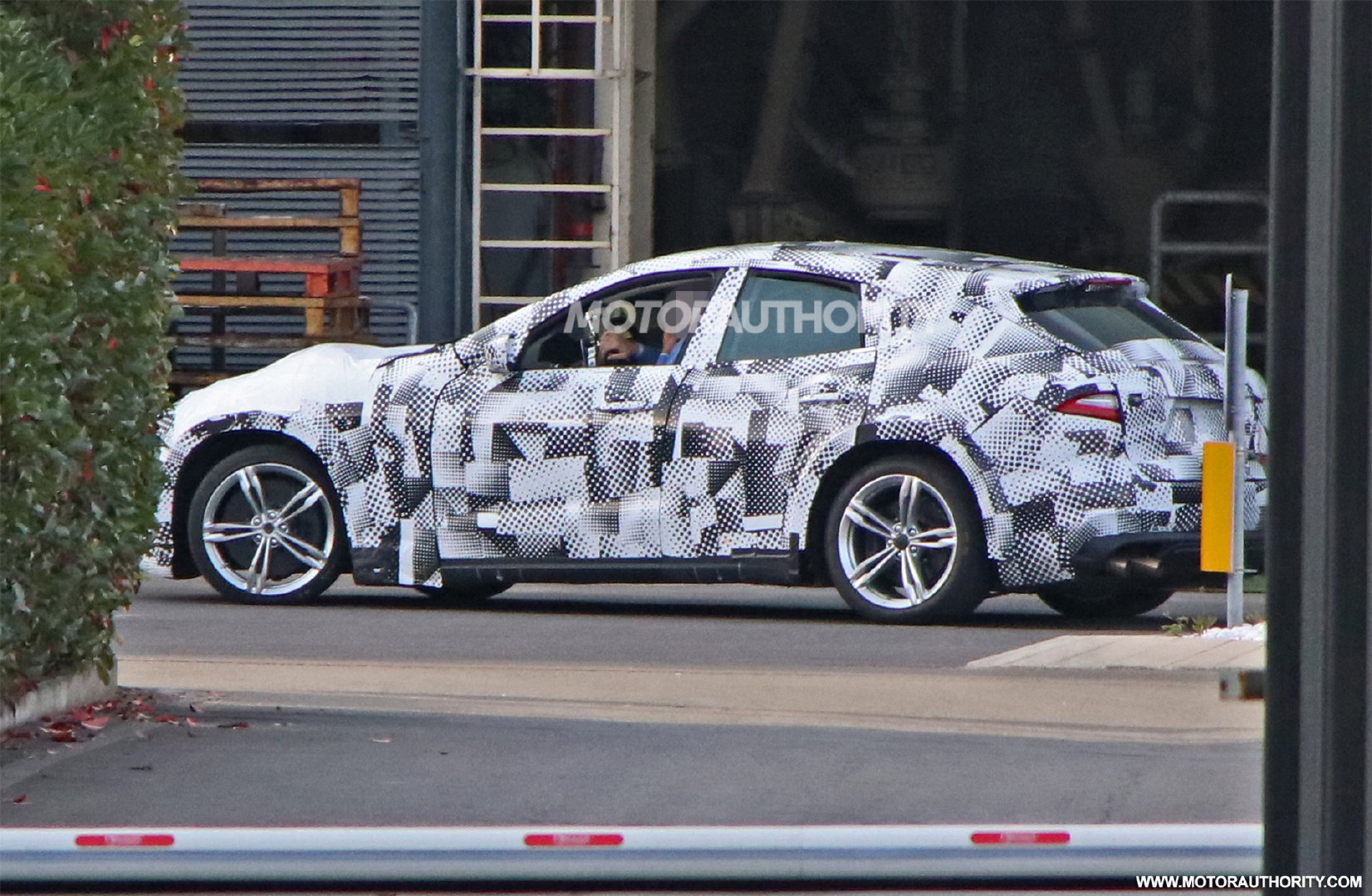 法拉利Purosangue SUV早期测试车，被发现在意大利马拉内洛总部