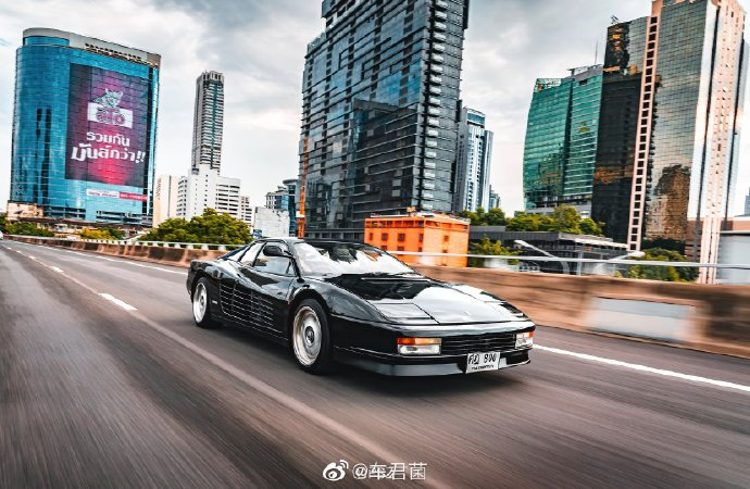 法拉利跑车Testarossa 只要一个后视镜哦。