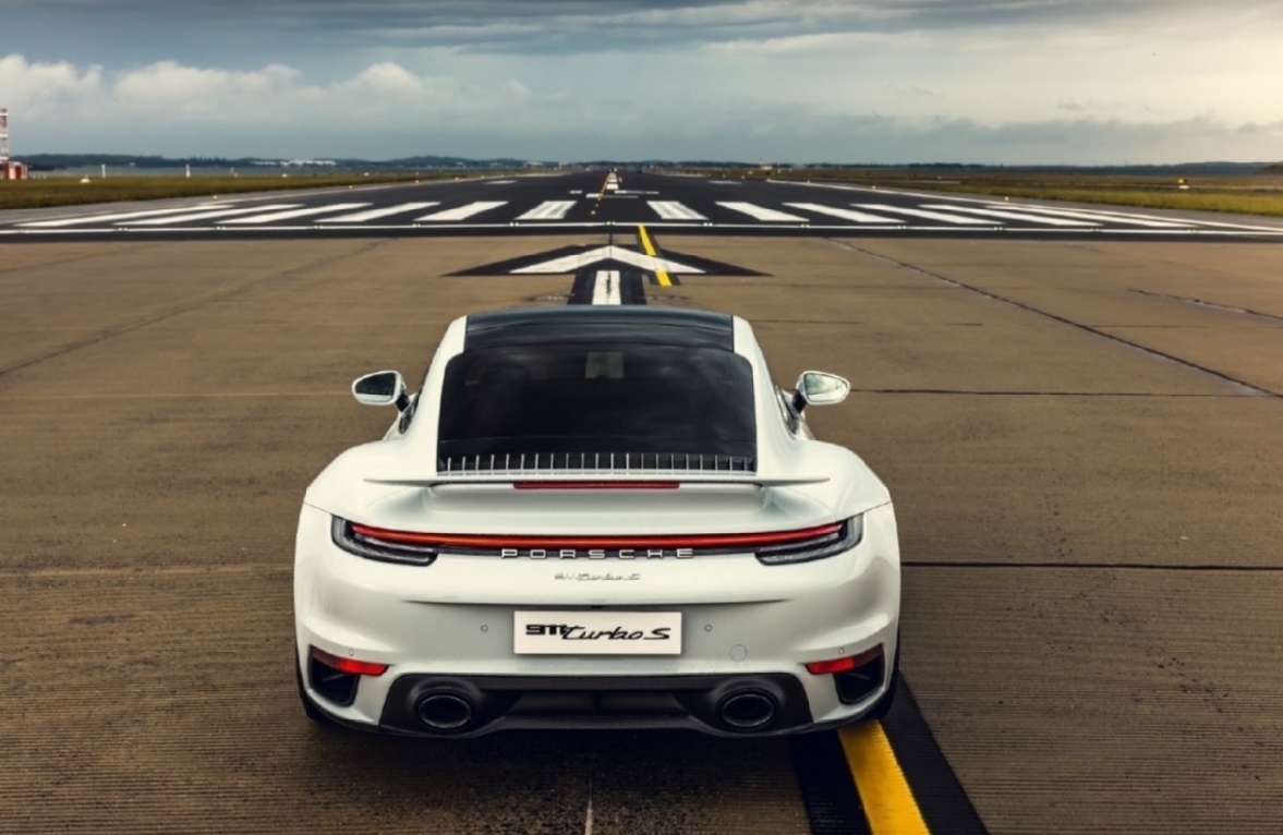 飞机与超跑的极限竞争Porsche 911 Turbo S 推荐关注