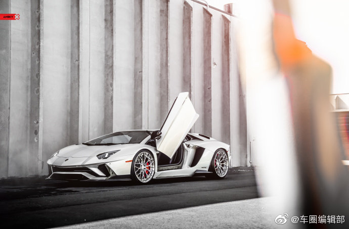 兰博基尼Aventador S，鱼骨形状的尾灯也太有个性了！