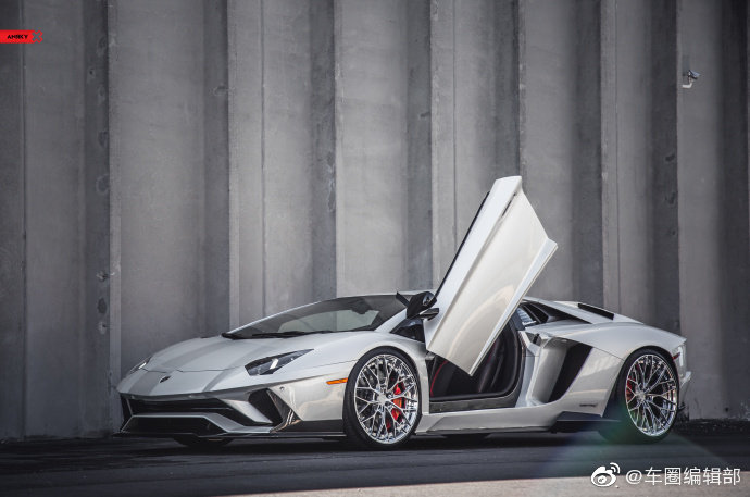 兰博基尼Aventador S，鱼骨形状的尾灯也太有个性了！