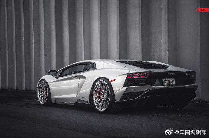 兰博基尼Aventador S，鱼骨形状的尾灯也太有个性了！