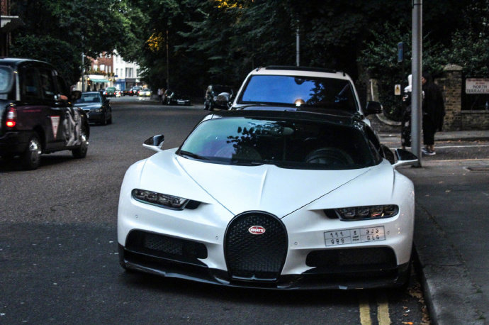 好看的汽车：布加迪Chiron，挺好看~