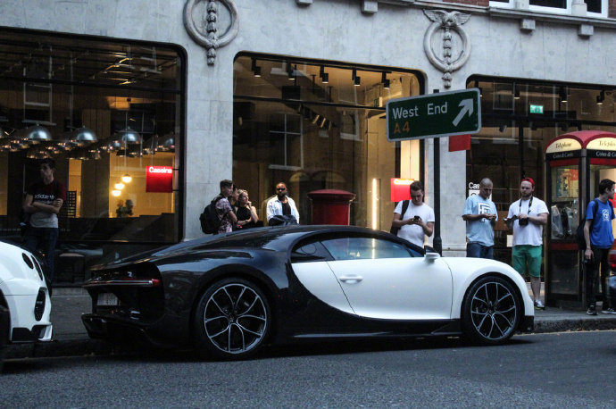 好看的汽车：布加迪Chiron，挺好看~