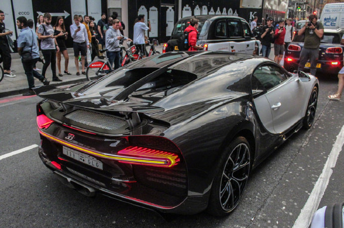 好看的汽车：布加迪Chiron，挺好看~