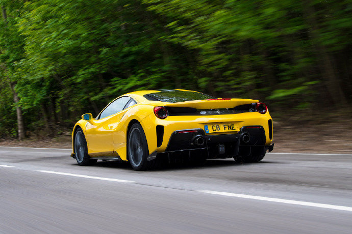 好看的汽车图片：Ferrari 488 Pista ~帅