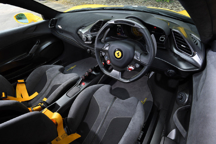 好看的汽车图片：Ferrari 488 Pista ~帅