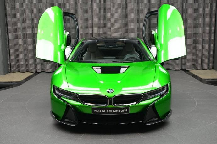 BMW i8 PK 奔驰GT，我更喜欢绿色版 GT，是最帅的~ 。