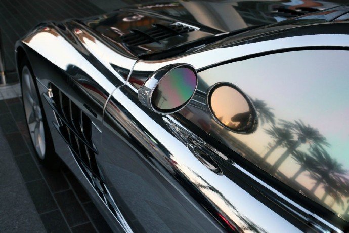 Benz SLR McLaren像极了夜空中最闪亮的星。