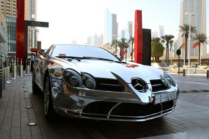 Benz SLR McLaren像极了夜空中最闪亮的星。