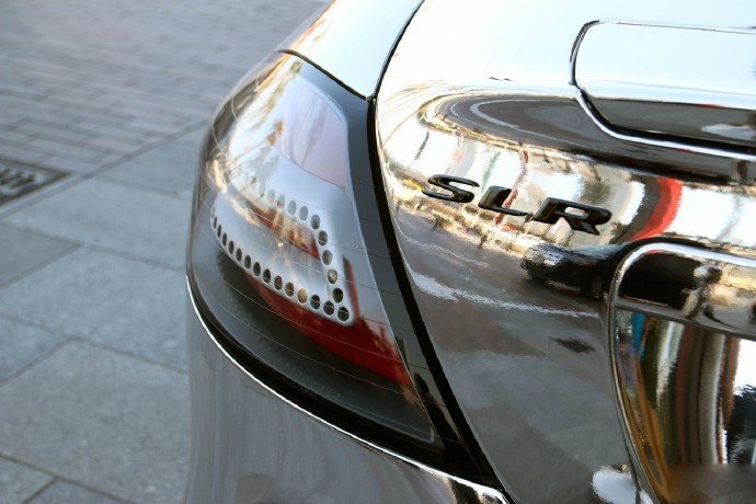 Benz SLR McLaren像极了夜空中最闪亮的星。