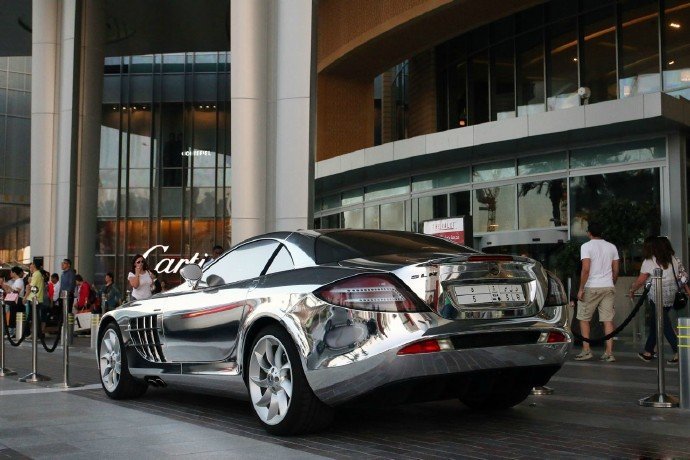 Benz SLR McLaren像极了夜空中最闪亮的星。