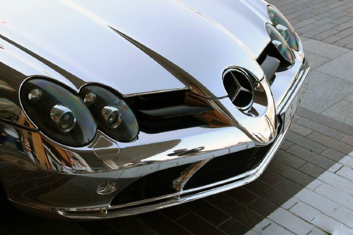 Benz SLR McLaren像极了夜空中最闪亮的星。