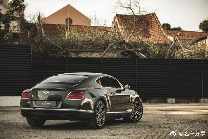 老款宾利欧陆GT V8，当年可算顶级豪车了。 汽车  