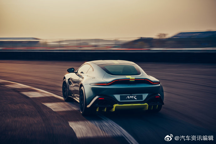 好看的汽车：漂亮的阿斯顿马丁赛道狂奔