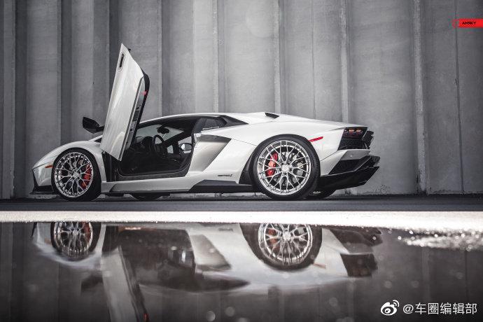 兰博基尼Aventador S，鱼骨形状的尾灯也太有个性了！