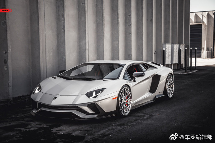 兰博基尼Aventador S，鱼骨形状的尾灯也太有个性了！