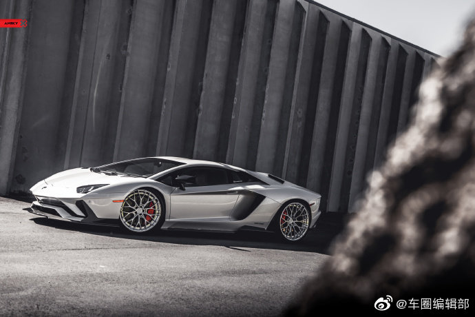 兰博基尼Aventador S，鱼骨形状的尾灯也太有个性了！