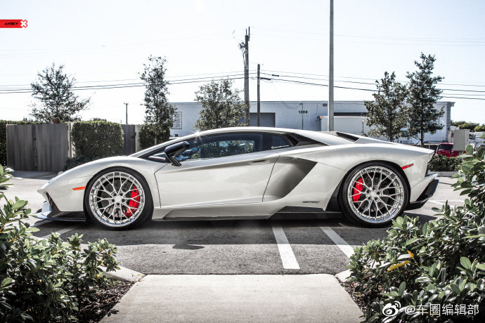 兰博基尼Aventador S，鱼骨形状的尾灯也太有个性了！