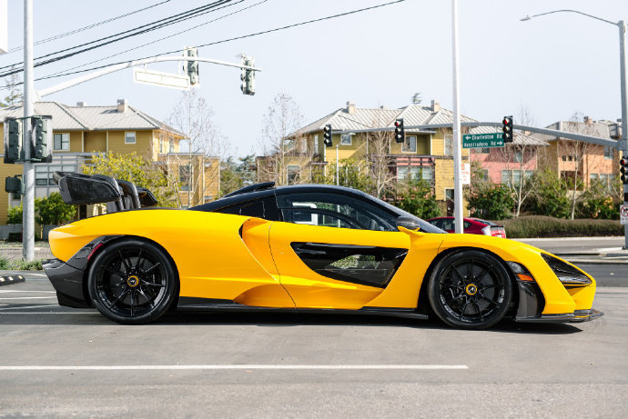 迈凯伦 风光无限的漏腿车门简直是大亮点…