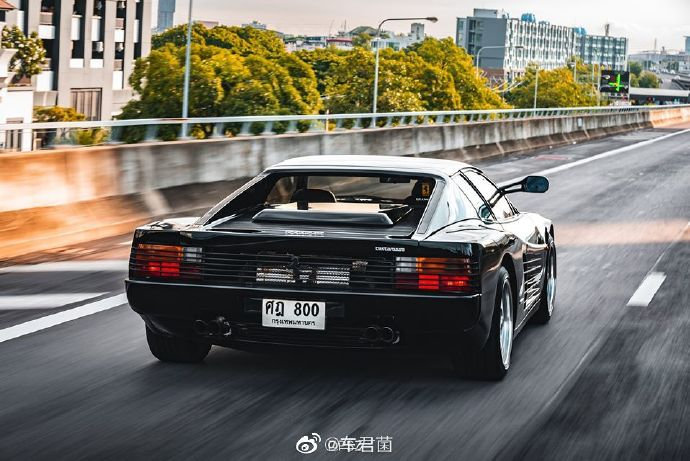 法拉利跑车Testarossa 只要一个后视镜哦。