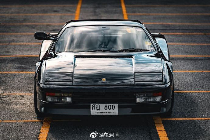 法拉利跑车Testarossa 只要一个后视镜哦。