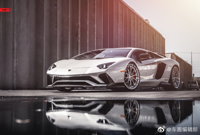 兰博基尼Aventador S，鱼骨形状的尾灯也太有个性了！