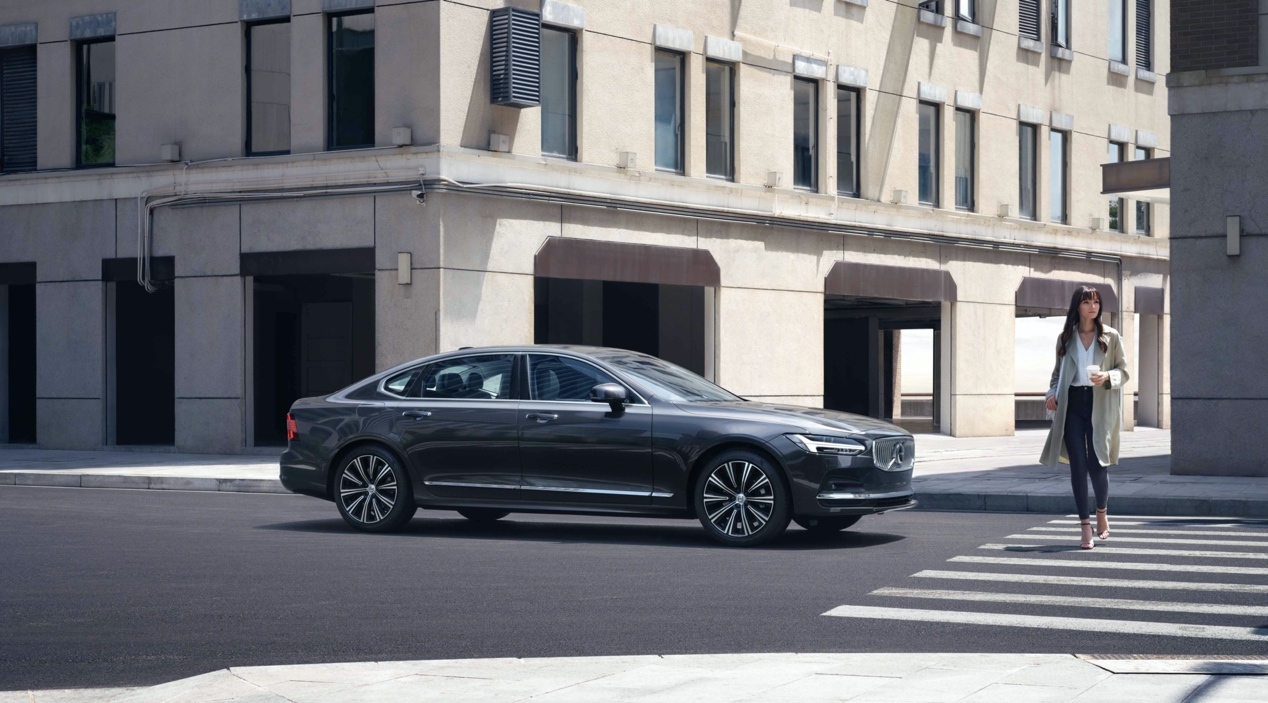 沃尔沃新款S90官图，还是很北欧风，低饱和度色彩，素雅简约。