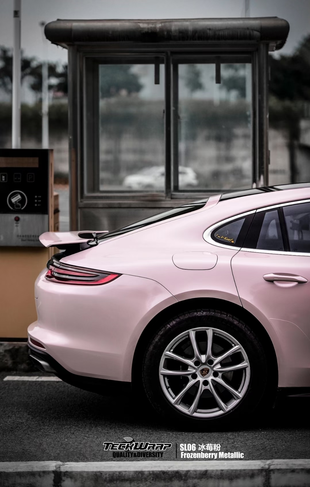 冰粉色的Porsche Paramera，适合今天的颜色！