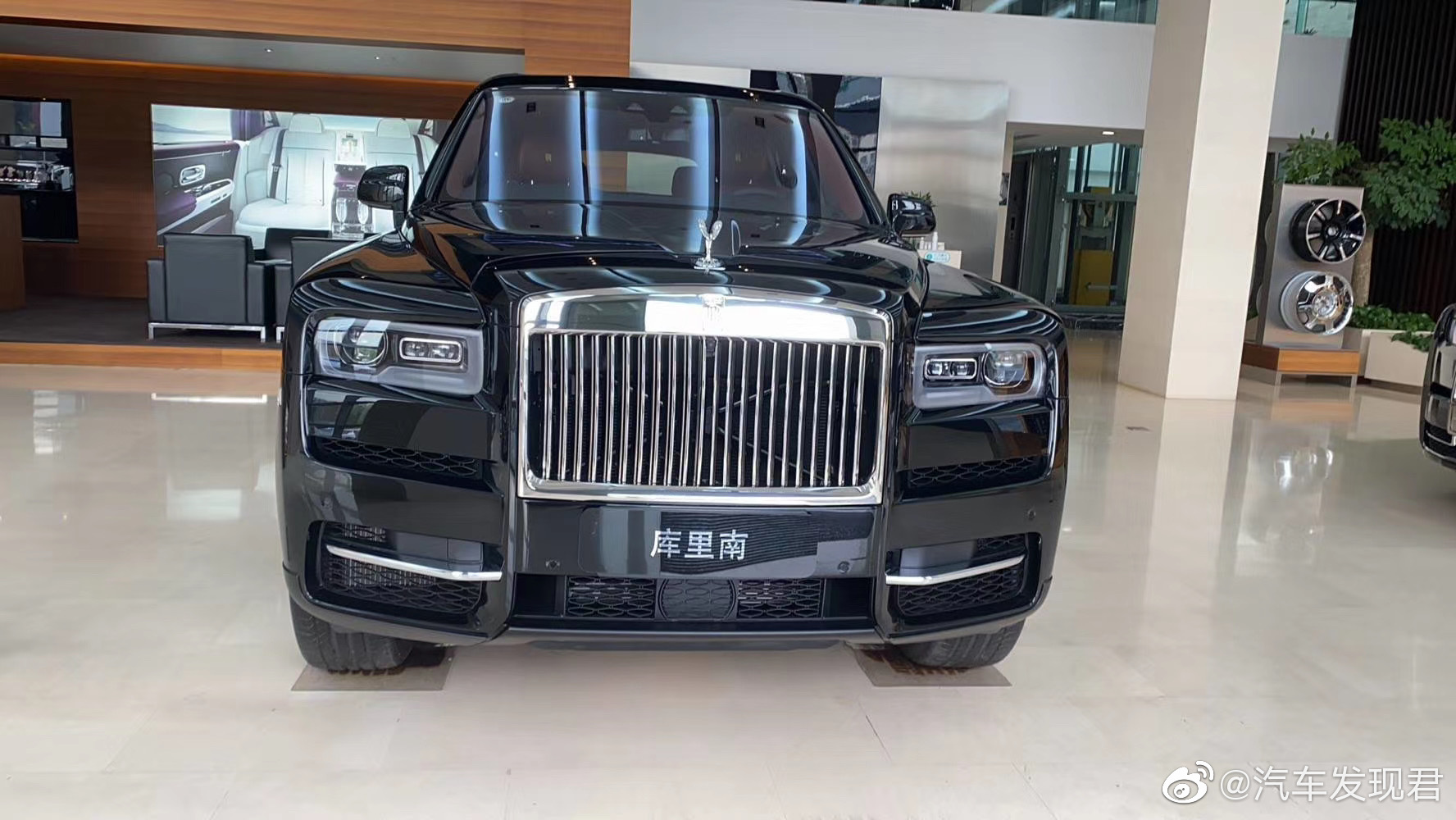 每天一组汽车美图：库里南黑红四座选配星空顶