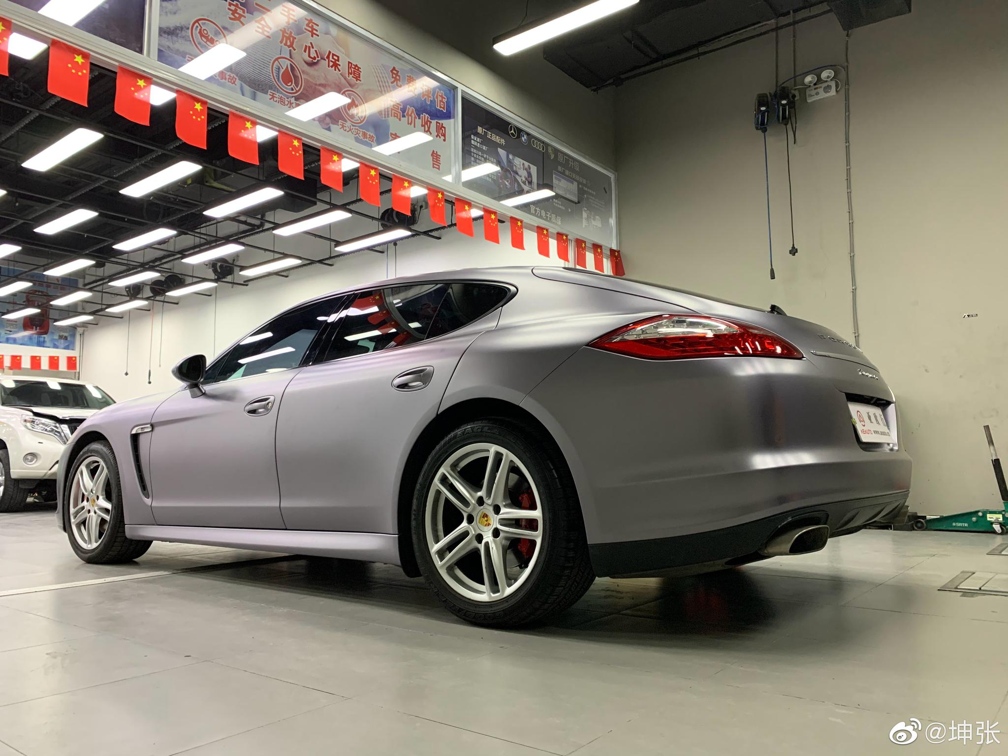 Panamera 4 改色贴膜RG电光碳灰，卡钳喷漆/红。