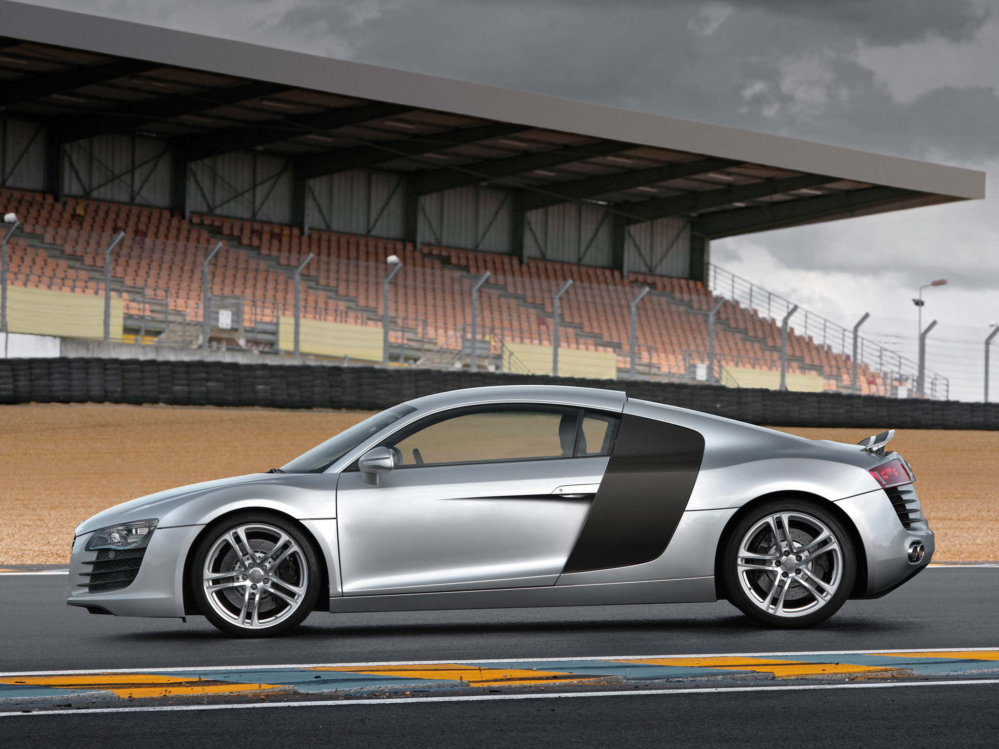 汽车美图：Audi R8 跑一圈么朋友